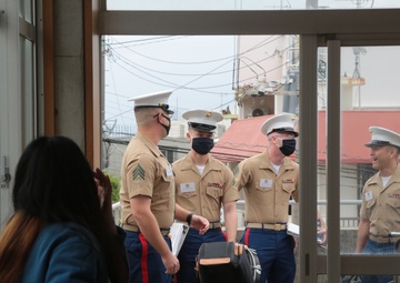 MARINE BAND INSTRUCTS LOCAL ELEMENTARY SCHOOL BAND/海兵音楽隊、小学校吹奏楽部を指導