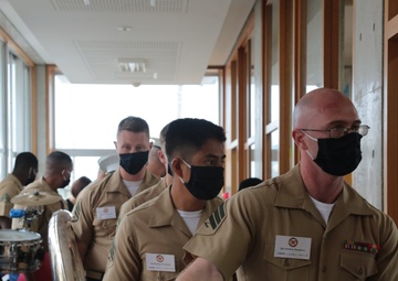 MARINE BAND INSTRUCTS LOCAL ELEMENTARY SCHOOL BAND/海兵音楽隊、小学校吹奏楽部を指導