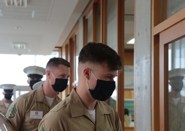 MARINE BAND INSTRUCTS LOCAL ELEMENTARY SCHOOL BAND/海兵音楽隊、小学校吹奏楽部を指導