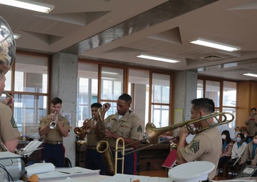MARINE BAND INSTRUCTS LOCAL ELEMENTARY SCHOOL BAND/海兵音楽隊、小学校吹奏楽部を指導