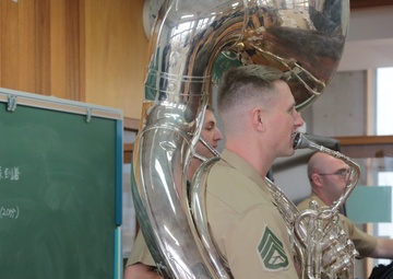 MARINE BAND INSTRUCTS LOCAL ELEMENTARY SCHOOL BAND/海兵音楽隊、小学校吹奏楽部を指導