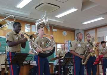 MARINE BAND INSTRUCTS LOCAL ELEMENTARY SCHOOL BAND/海兵音楽隊、小学校吹奏楽部を指導