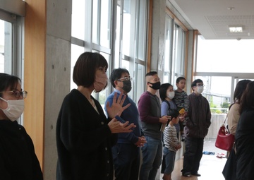 MARINE BAND INSTRUCTS LOCAL ELEMENTARY SCHOOL BAND/海兵音楽隊、小学校吹奏楽部を指導