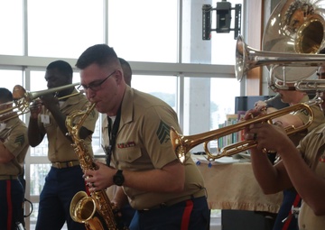 MARINE BAND INSTRUCTS LOCAL ELEMENTARY SCHOOL BAND/海兵音楽隊、小学校吹奏楽部を指導