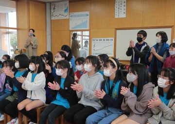 MARINE BAND INSTRUCTS LOCAL ELEMENTARY SCHOOL BAND/海兵音楽隊、小学校吹奏楽部を指導