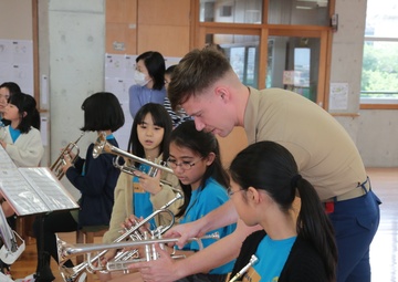 MARINE BAND INSTRUCTS LOCAL ELEMENTARY SCHOOL BAND/海兵音楽隊、小学校吹奏楽部を指導