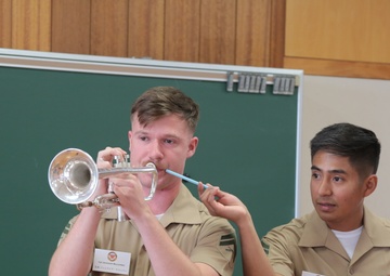 MARINE BAND INSTRUCTS LOCAL ELEMENTARY SCHOOL BAND/海兵音楽隊、小学校吹奏楽部を指導