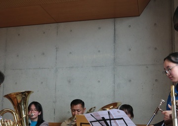 MARINE BAND INSTRUCTS LOCAL ELEMENTARY SCHOOL BAND/海兵音楽隊、小学校吹奏楽部を指導