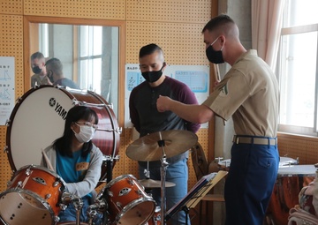 MARINE BAND INSTRUCTS LOCAL ELEMENTARY SCHOOL BAND/海兵音楽隊、小学校吹奏楽部を指導