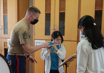 MARINE BAND INSTRUCTS LOCAL ELEMENTARY SCHOOL BAND/海兵音楽隊、小学校吹奏楽部を指導