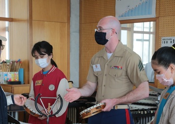 MARINE BAND INSTRUCTS LOCAL ELEMENTARY SCHOOL BAND/海兵音楽隊、小学校吹奏楽部を指導