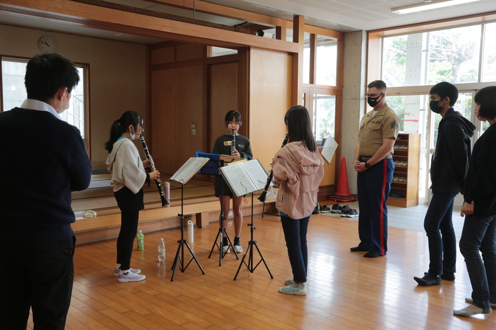 MARINE BAND INSTRUCTS LOCAL ELEMENTARY SCHOOL BAND/海兵音楽隊、小学校吹奏楽部を指導