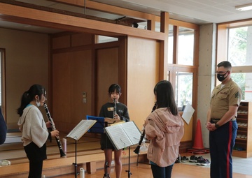 MARINE BAND INSTRUCTS LOCAL ELEMENTARY SCHOOL BAND/海兵音楽隊、小学校吹奏楽部を指導
