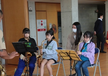 MARINE BAND INSTRUCTS LOCAL ELEMENTARY SCHOOL BAND/海兵音楽隊、小学校吹奏楽部を指導