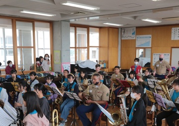 MARINE BAND INSTRUCTS LOCAL ELEMENTARY SCHOOL BAND/海兵音楽隊、小学校吹奏楽部を指導