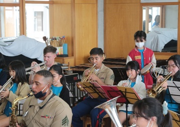 MARINE BAND INSTRUCTS LOCAL ELEMENTARY SCHOOL BAND/海兵音楽隊、小学校吹奏楽部を指導