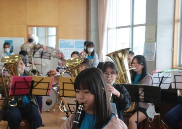 MARINE BAND INSTRUCTS LOCAL ELEMENTARY SCHOOL BAND/海兵音楽隊、小学校吹奏楽部を指導