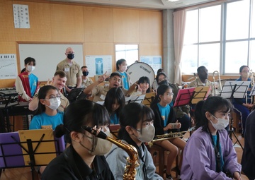 MARINE BAND INSTRUCTS LOCAL ELEMENTARY SCHOOL BAND/海兵音楽隊、小学校吹奏楽部を指導