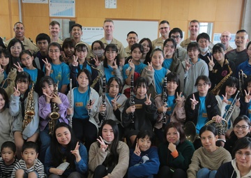 MARINE BAND INSTRUCTS LOCAL ELEMENTARY SCHOOL BAND/海兵音楽隊、小学校吹奏楽部を指導