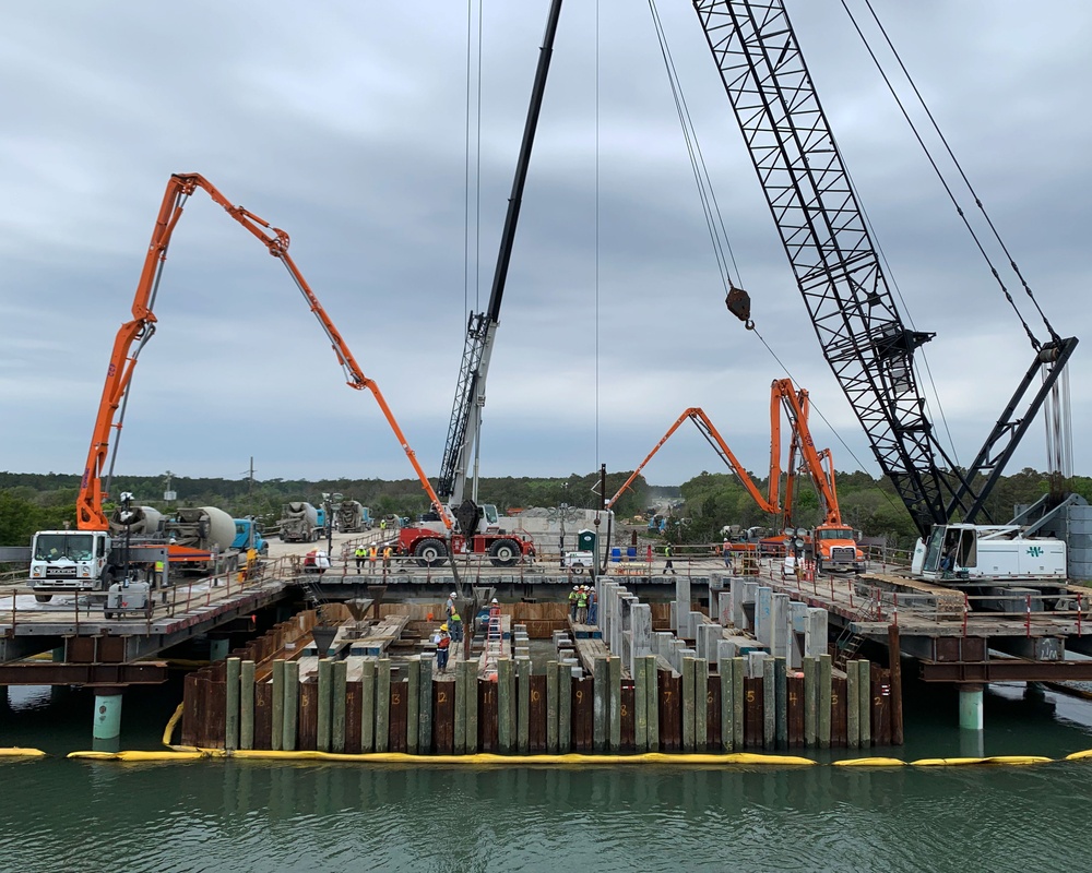 Cofferdam keeps crew cruising through concrete placements