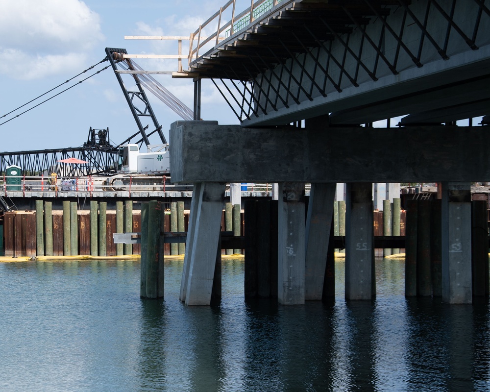 Cofferdam keeps crew cruising through concrete placements