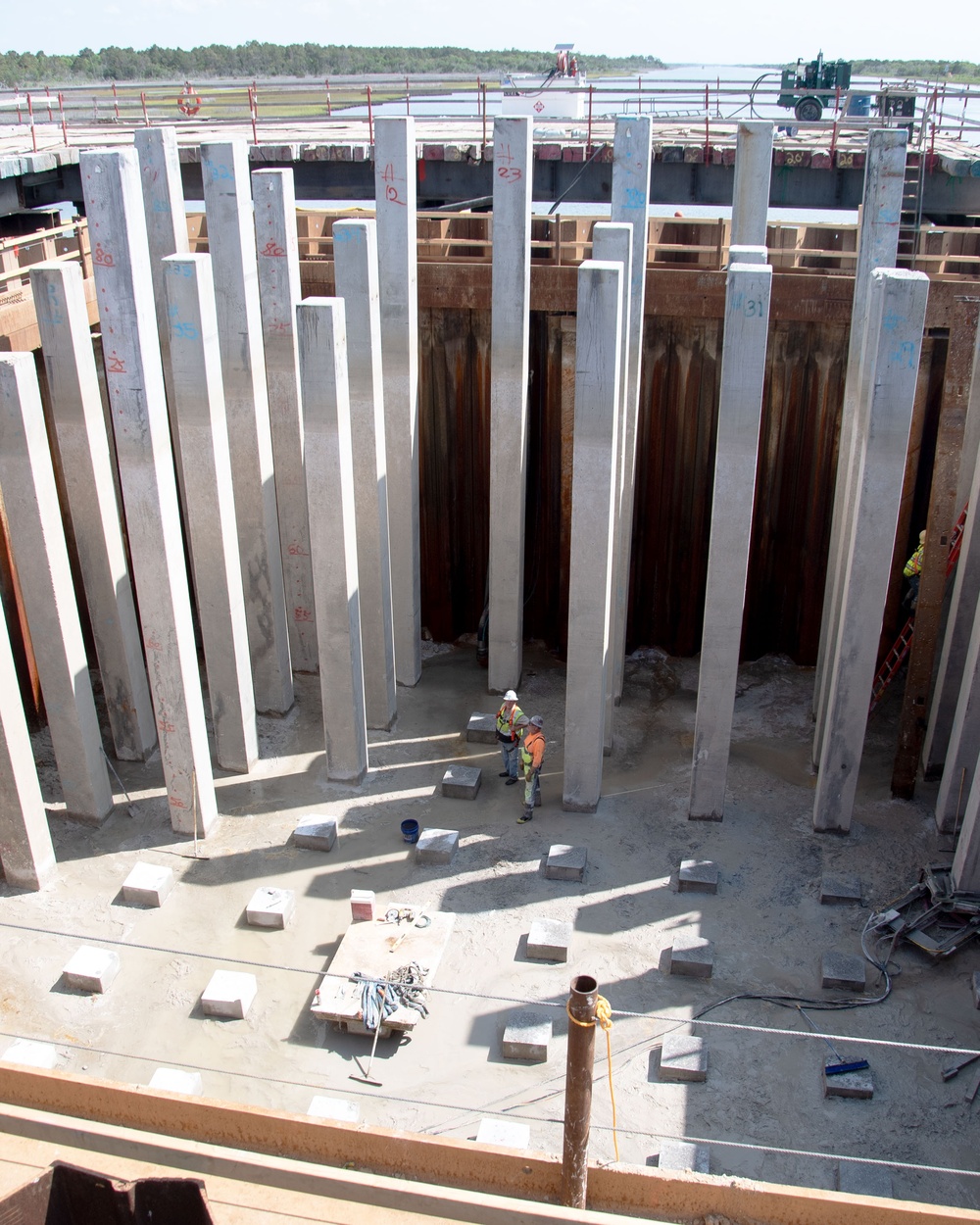 Cofferdam keeps crew cruising through concrete placements