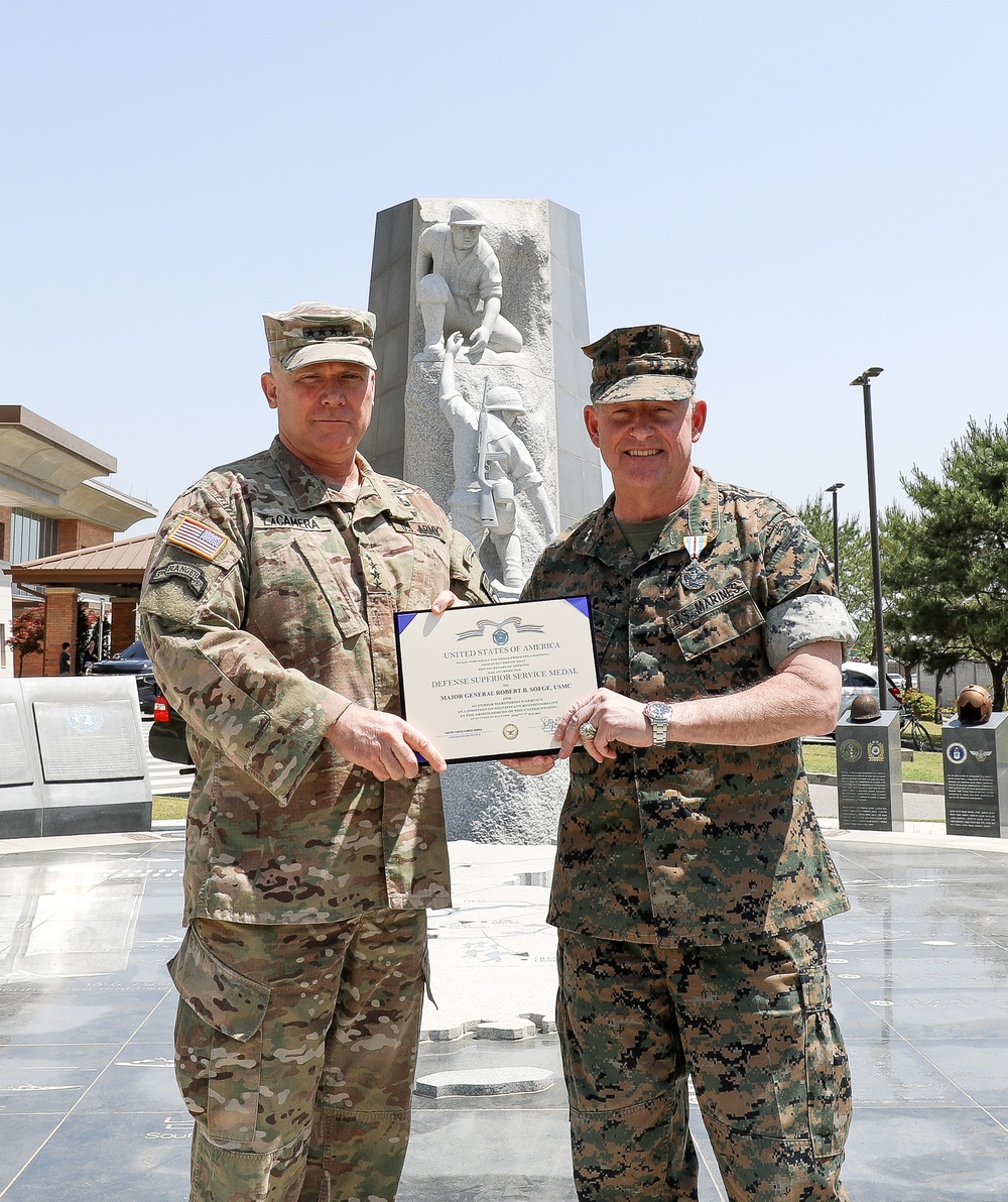 Marine Corps Major General Receives Defense Superior Service Medal