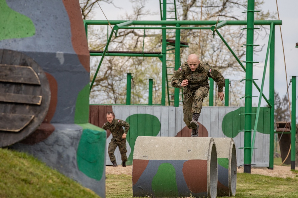 4ID Participates in Polish Obstacle Course and Volleyball Competition