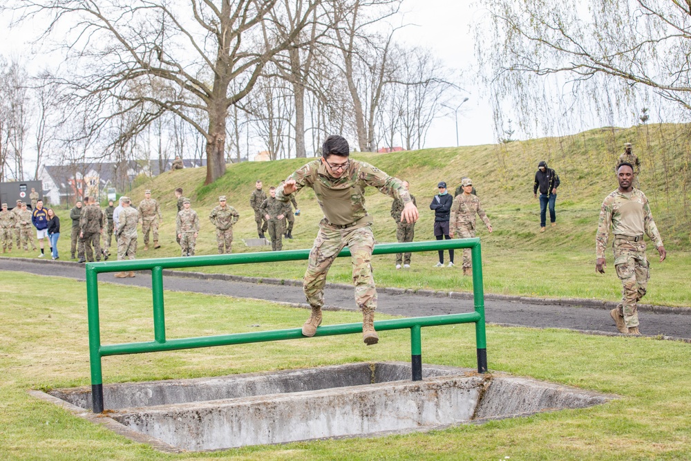 4ID Participates in Polish Obstacle Course and Volleyball Competition