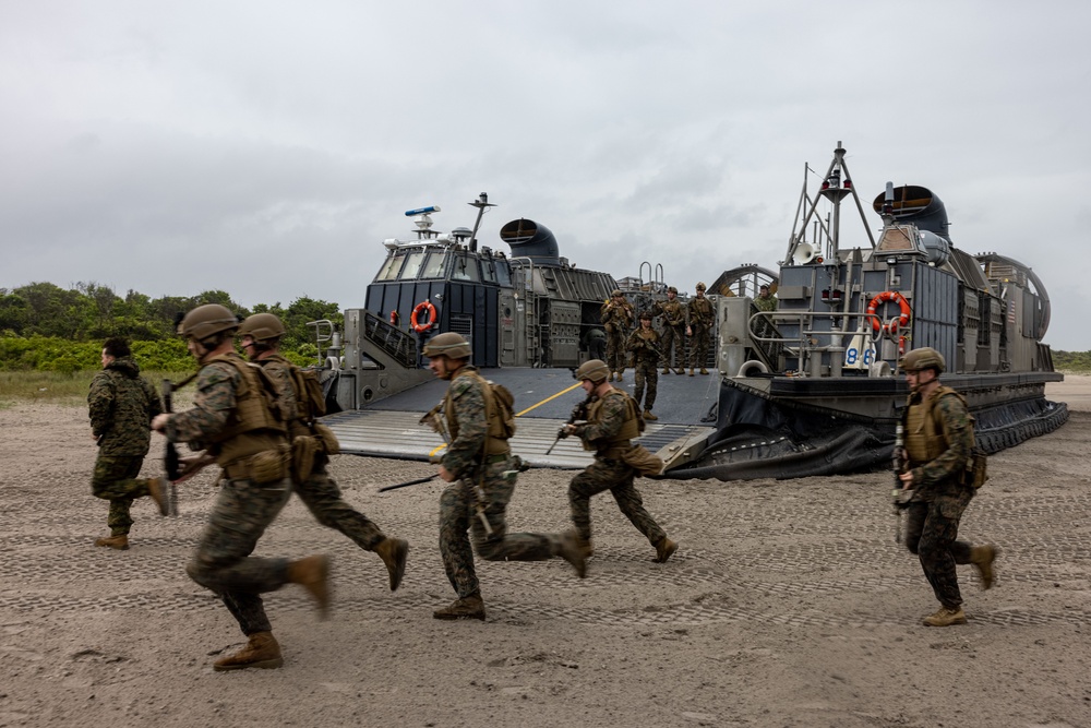 26th MEU Marines Conduct Amphibious Assault During ARGMEUEX