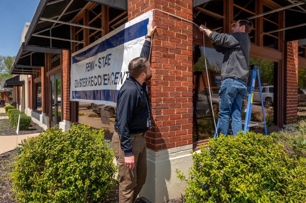 FEMA Federal Coordinationg Officer Andrew Friend Visits Disaster Recovery Center