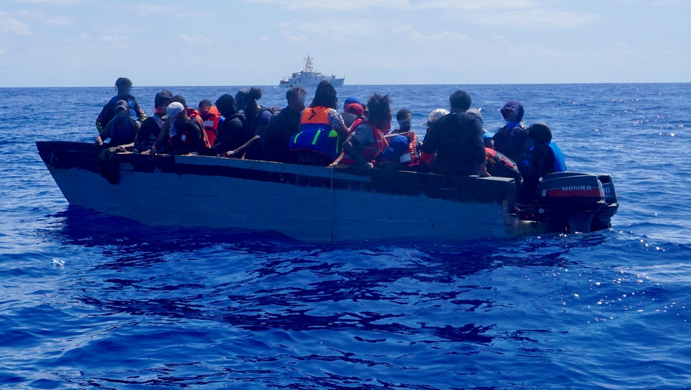 Coast Guard returns 36 interdicted migrants to the Dominican Republic Navy