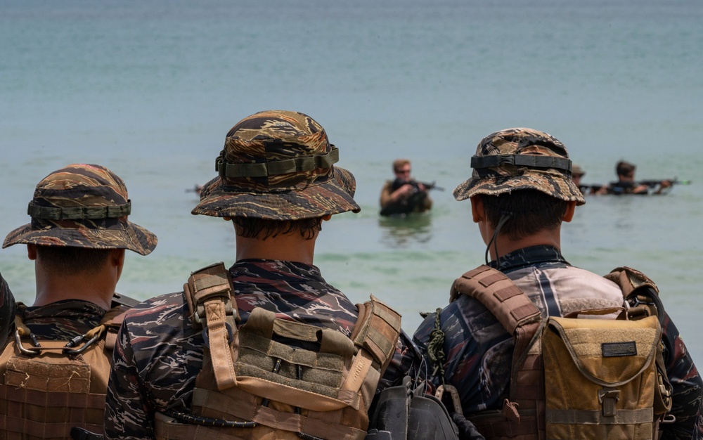 Balikatan 23 | US, Philippine practice amphibious beach approaches