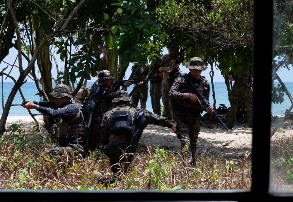 Balikatan 23 | US, Philippine practice amphibious beach approaches