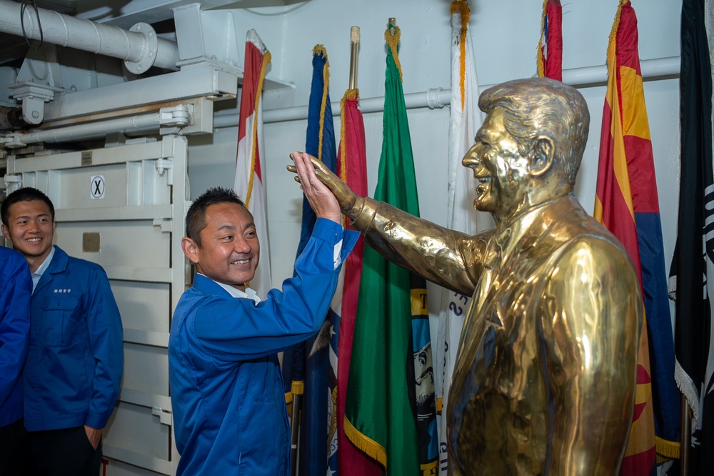 USS Ronald Reagan (CVN 76) hosts personnel from the city of Yokosuka