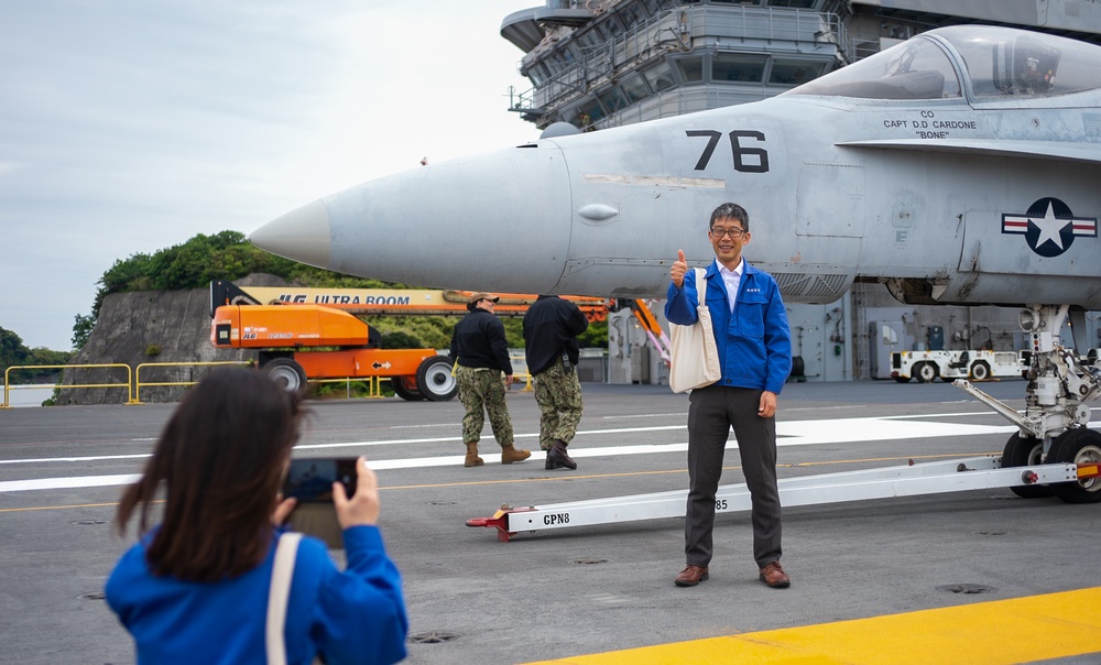 USS Ronald Reagan (CVN 76) hosts personnel from the city of Yokosuka