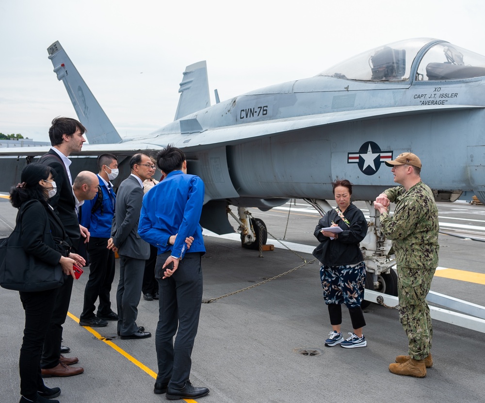 USS Ronald Reagan (CVN 76) hosts personnel from the city of Yokosuka