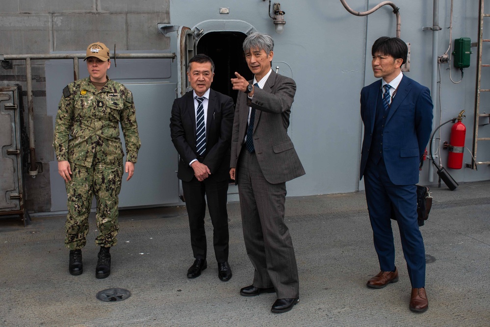 USS Ronald Reagan (CVN 76) Sailors host tour for the Kanagawa prefecture police chief