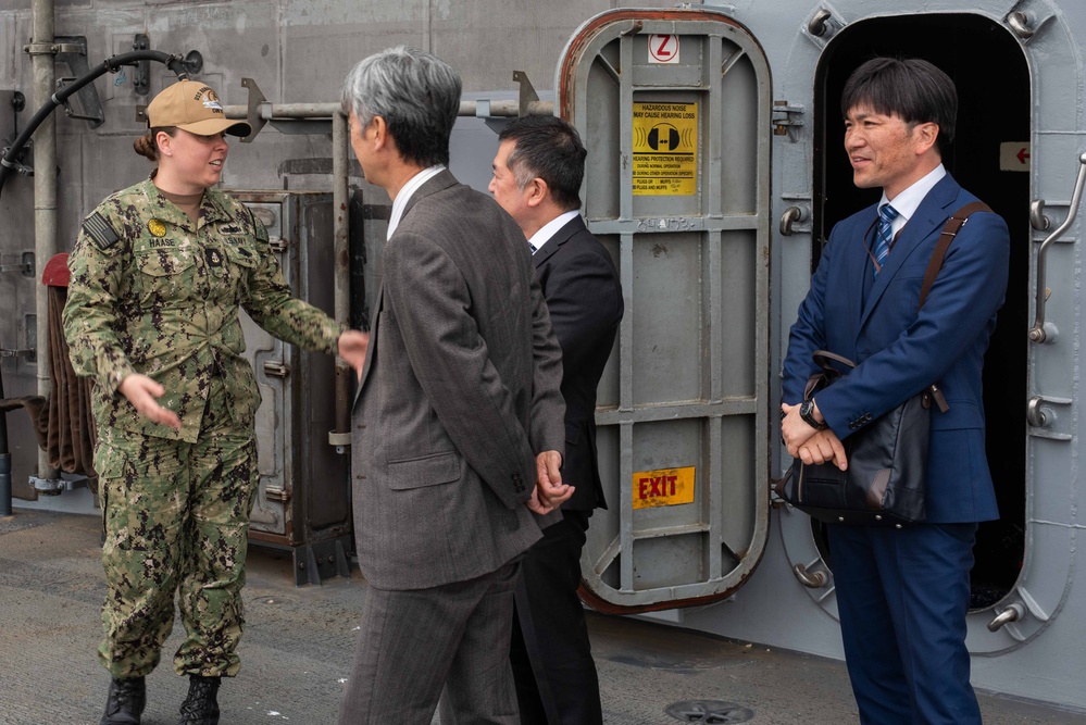 USS Ronald Reagan (CVN 76) Sailors host tour for the Kanagawa prefecture police chief