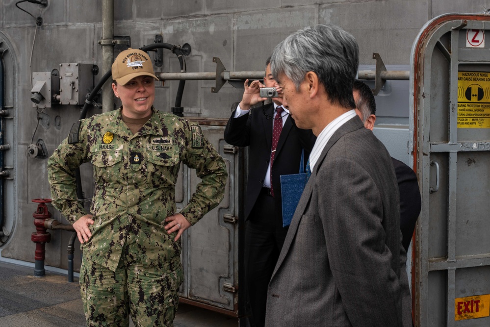 USS Ronald Reagan (CVN 76) Sailors host tour for the Kanagawa prefecture police chief