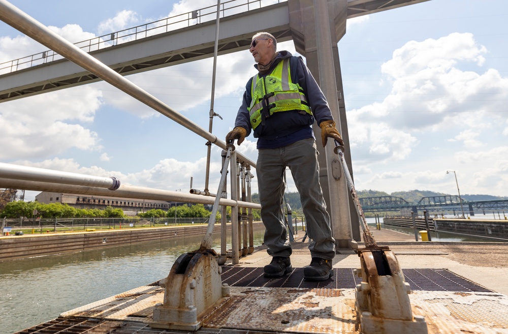 Headwaters Highlight: Braddock Locks and Dam sandwiched between two Pittsburgh icons