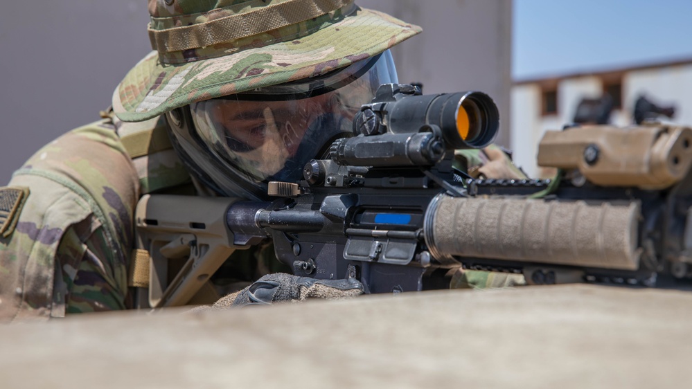 Soldier takes aim at the Urban Assault Course