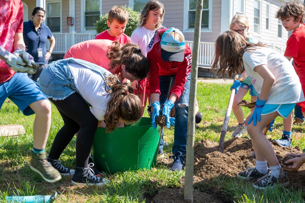 Dahlgren School Commemorates Earth Day