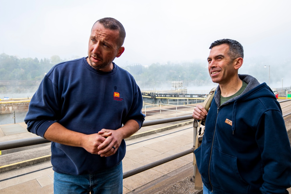 Pittsburgh District commander joins dive team for inspection on Monongahela River