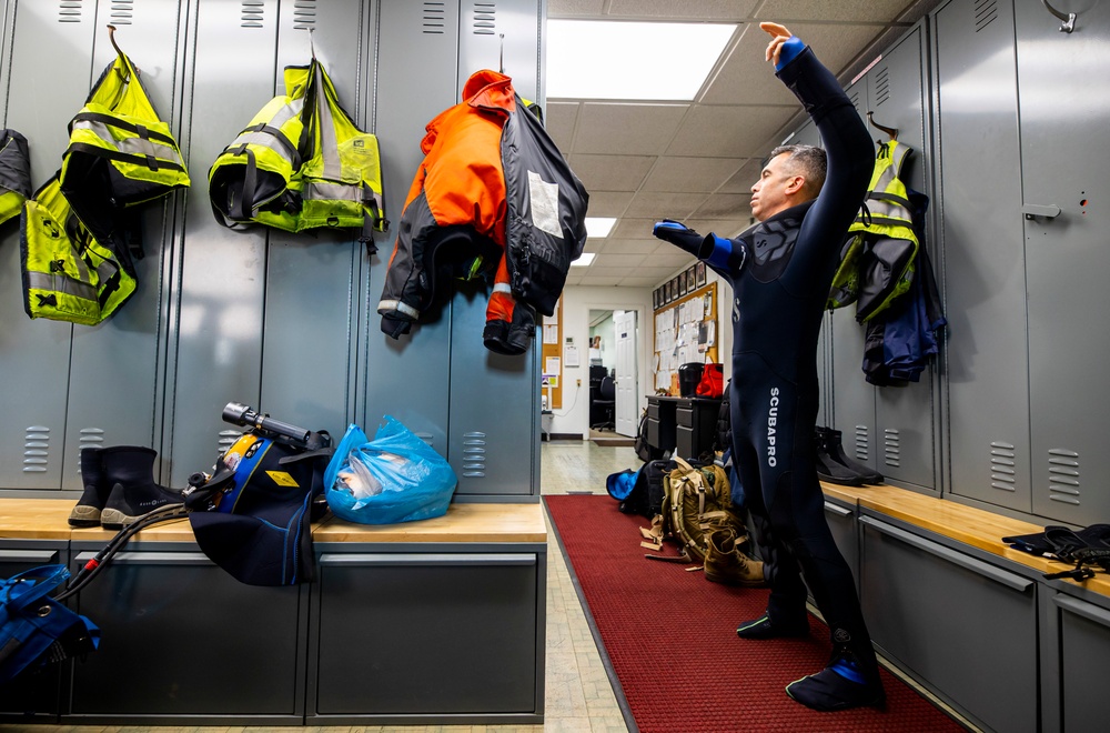 Pittsburgh District commander joins dive team for inspection on Monongahela River