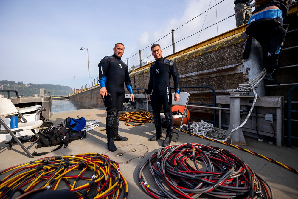 Pittsburgh District commander joins dive team for inspection on Monongahela River