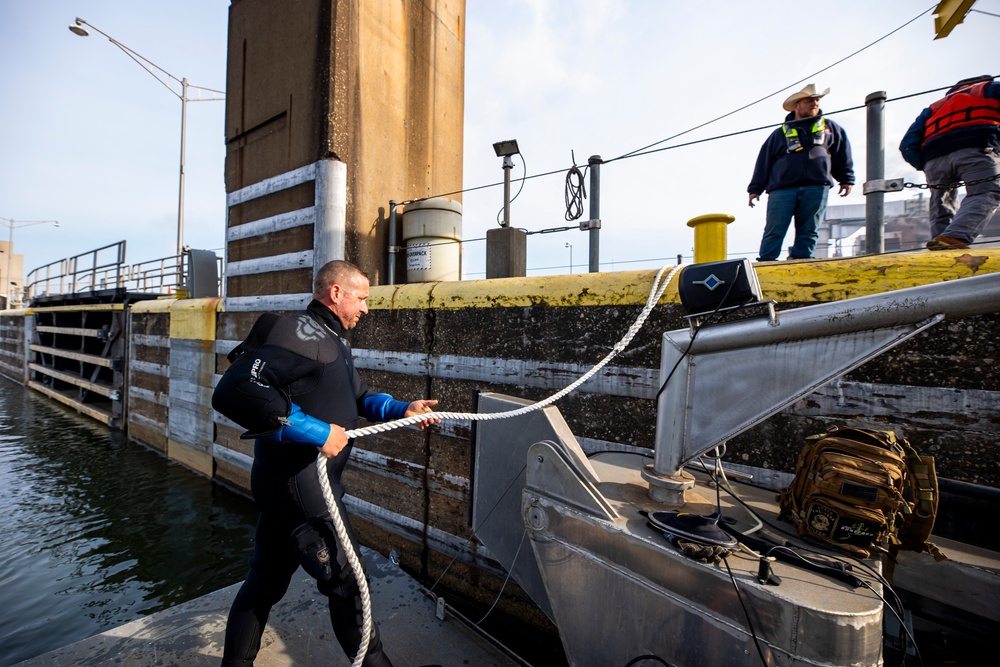 Pittsburgh District commander joins dive team for inspection on Monongahela River