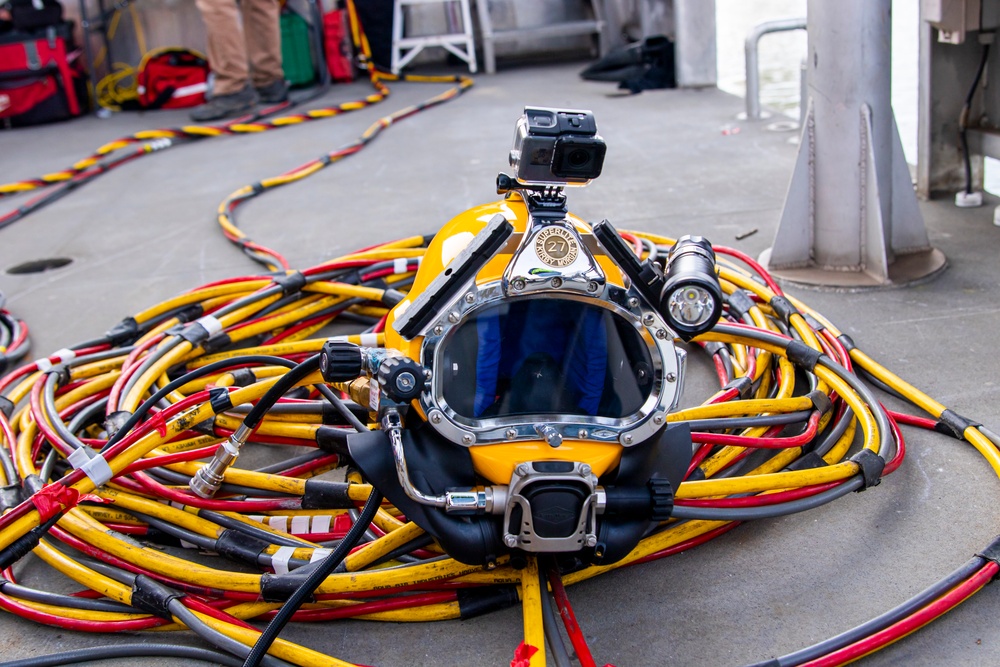 Pittsburgh District commander joins dive team for inspection on Monongahela River