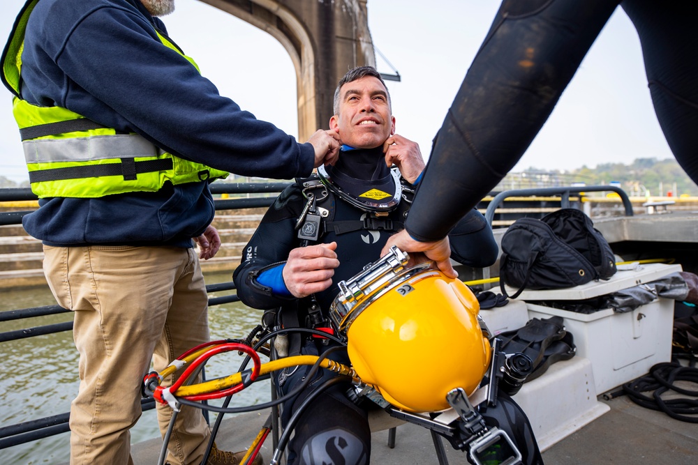 Pittsburgh District commander joins dive team for inspection on Monongahela River