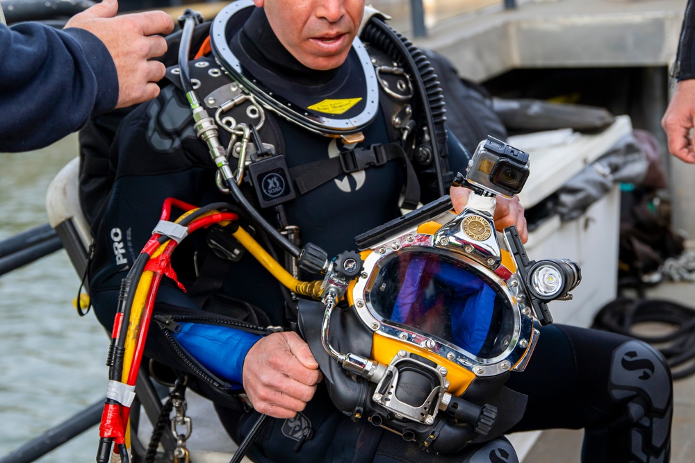 Pittsburgh District commander joins dive team for inspection on Monongahela River